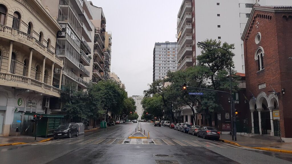 Pánico en Caballito: una excavadora perforó un caño y hubo escape de gas con una escuela evacuada