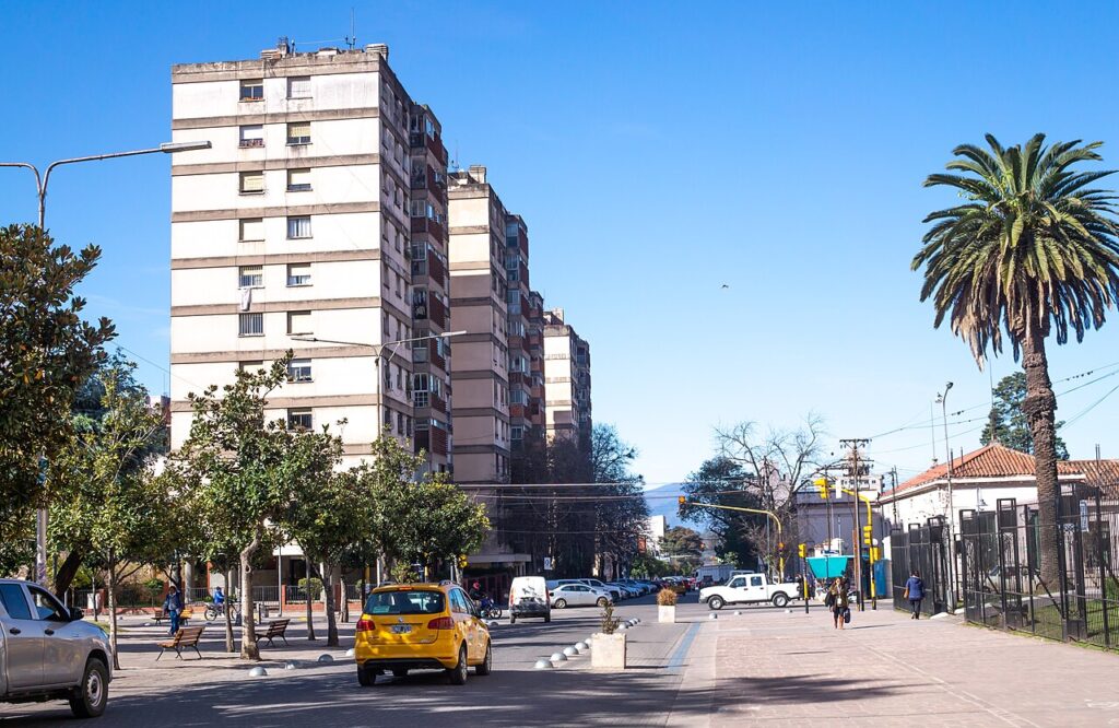 Con ChatGPT inventó un programa de becas, filmó a estudiantes en un baño de Jujuy y quedó preso