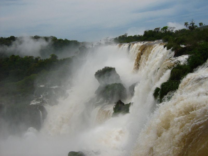 Con el Iguazú en 28 metros, cerraron el Circuito Superior de las Cataratas y Misiones sigue bajo el agua