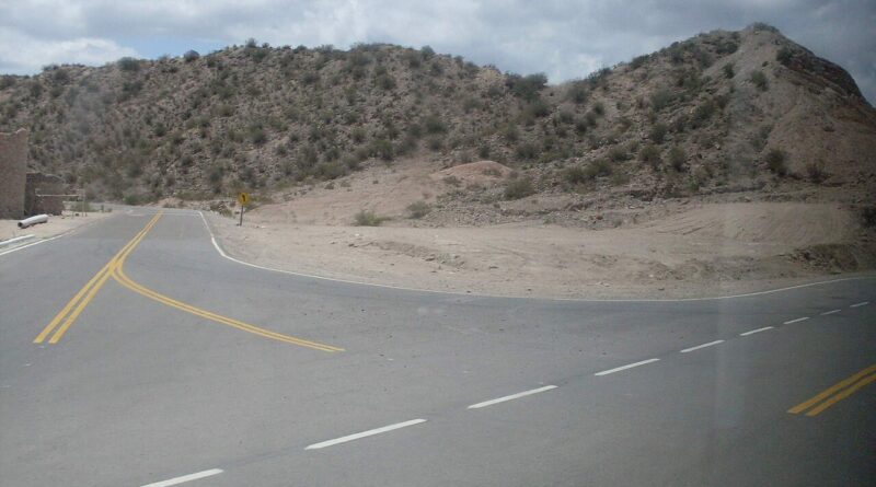 Murieron dos adultos mayores al volcar su auto en la Ruta 40, en Belén