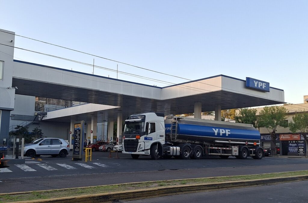 Tensión en una estación de servicio de Salta: denuncian que un conductor sacó un arma en una discusión