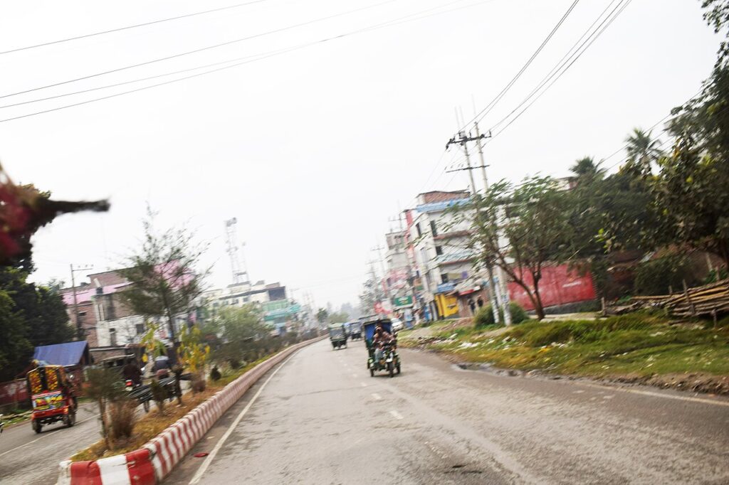 Tragedia en Bangladesh: un micro lleno chocó de frente con un camión y dejó 14 muertos