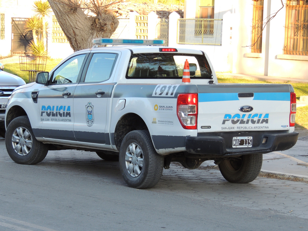 Un almacén de barrio escondía un kiosco de cocaína en Santa Lucía: cayó una pareja con 417 gramos