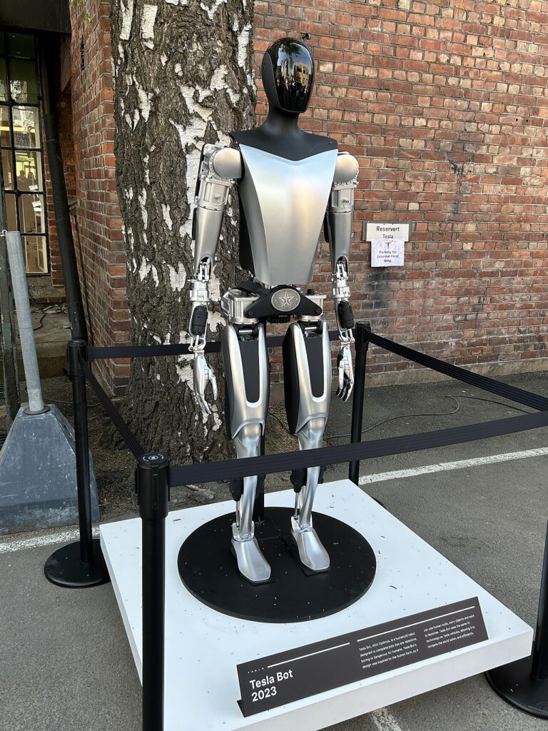 Tesla ya fabrica a Optimus en Fremont: los primeros robots humanoides de Musk con calidad "de producto comercial"